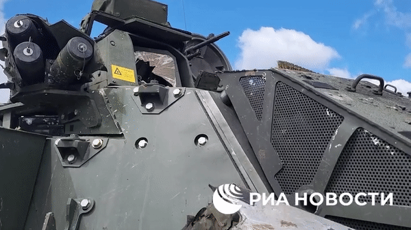 Trong đoạn video do quân đội Nga công bố, hai xe chiến đấu bộ binh CV90 của quân đội Ukraine, đã tấn công trực tiếp vào vị trí của quân Nga mà không có xe tăng yểm trợ. Một trong hai xe chiến đấu bộ binh CV90 lao tới ở khoảng cách rất gần và bị đạn chống tăng RPG-7 (B-41) của quân Nga bắn trúng. 