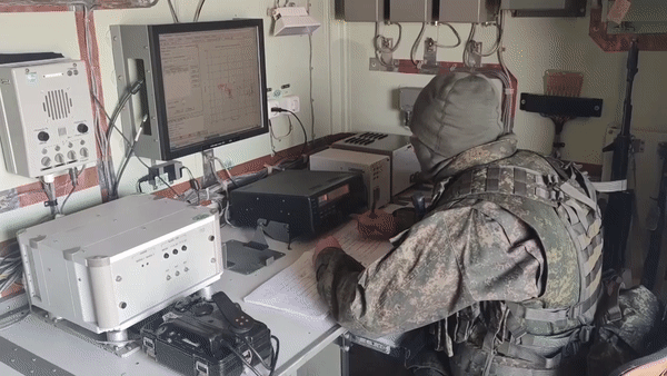 Các hệ thống tác chiến điện tử của Nga không chỉ nhằm vào Ukraine mà còn cả Mỹ và NATO. Họ là những đối thủ và mối đe dọa tiềm tàng đối với Nga ở châu Âu. Năng lực tác chiến điện tử của Nga đã mang đến những thách thức và áp lực rất lớn cho quân đội Mỹ. Quân đội Mỹ phải tăng cường khả năng bảo vệ và đối phó tác chiến điện tử để tránh gặp bất lợi trong chiến tranh thông tin.