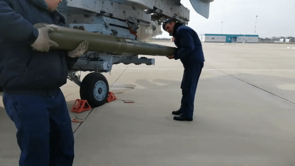 Như tờ The Eurasian Times viết, đã có nhiều bằng chứng về việc lính Nga sử dụng tên lửa chống tăng như vậy. Trong trường hợp không có trực thăng ở tuyến đầu, bệ phóng như vậy có thể đạt được tầm bắn, để chống lại các xe bọc thép của Ukraine và mang tính bất ngờ.