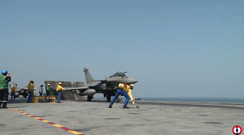 Rafale M được tăng cường khả năng đáp ứng với các điều kiện khắc nghiệt khi hoạt động trên tàu sân bay với bánh đáp vững chắc hơn, bánh đáp mũi dài hơn nâng cao mũi thích ứng khi sử dụng máy phóng. Trang bị hệ thống hạ cánh trên tàu sân bay bằng vi sóng. Bệ quán tính "Telemir" có thể tương thích với các cải tiến của các hệ thống trên tàu sân bay.