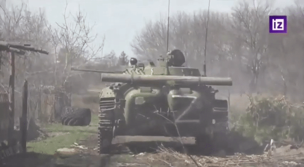 Hiện Nga và một số nước khác vẫn đang sử dụng rộng rãi xe bọc thép thời Chiến tranh Lạnh, có khả năng bảo vệ tương đối yếu. Trong khi các nước phương Tây có thể thiếu động lực để phát triển thế hệ pháo binh cỡ nhỏ và vừa mới; nên các loại pháo trên vẫn là vũ khí chủ lực trong các cuộc xung đột tương lai.