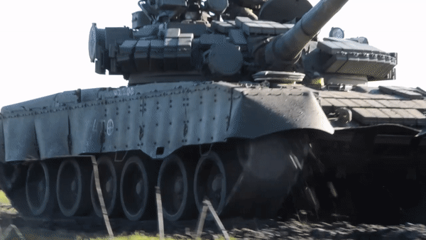 Trước hết, xe tăng T-80 được trang bị động cơ có sức mạnh tuyệt vời. Trong chiến tranh Lạnh, động cơ tua-bin khi nổi lên như một động cơ mang tính cách mạng, và T-80 là xe tăng đầu tiên sản xuất hàng loạt và được trang bị động cơ tua-bin khí trên thế giới.