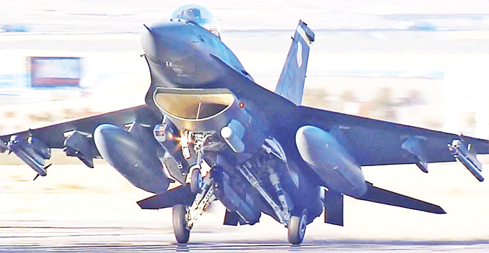 Các quan chức Ukraine hầu như ngày nào cũng kêu gọi viện trợ vũ khí phòng không tầm xa hơn từ phương Tây, để chống lại các mối đe dọa từ trên không của Nga. Các máy bay chiến đấu F-16 mà các phi công Ukraine hiện đang huấn luyện có thể sẽ đến Ukraine vào cuối năm nay và khi đó, có thể buộc các máy bay chiến đấu của Nga phải tránh xa bầu trời Ukraine.