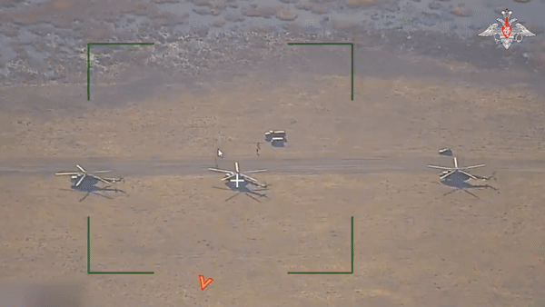 Sân bay trên ngay lập tức bị tập kích bằng bom chùm RBK-500 nặng 500 kg, có chứa hơn 100 quả bom nhỏ chứa các viên bi thép. Mật độ bao phủ của bom chùm trong đoạn video cực kỳ cao, chúng phân bố đều thành một vụ nổ dày đặc hình tròn.