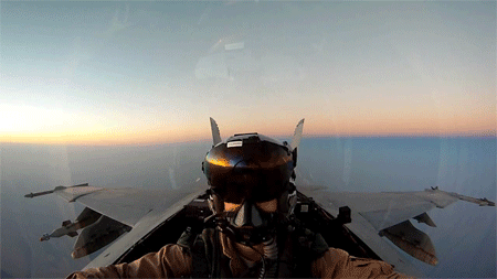 Do Ukraine không có khả năng đào tạo phi công lái máy bay F-16, nên họ phải sử dụng các phi công NATO đã từng sử dụng loại máy bay này, không chỉ đảm nhận nhiệm vụ giảng dạy, mà còn có thể trực tiếp tham gia chiến đấu. Nhưng với sự trấn áp quyết liệt của Nga, những thỏa thuận hợp tác như vậy dường như đang gặp nguy hiểm.