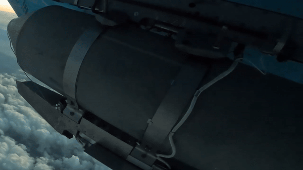 Theo quan sát, hiện nay trọng tâm chính hướng tấn công của quân Nga, là khu vực Kênh đào Donbass-Donetsk, nơi quân Nga đang tích cực sử dụng không quân và pháo binh để phối hợp tấn công, nhằm đè bẹp sự kháng cự của quân Ukraine tại đây.