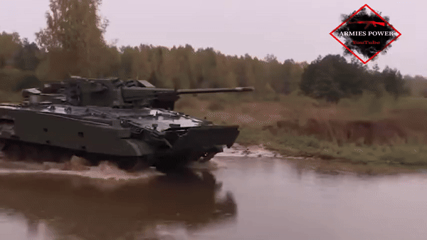 Kíp lái của Derivatsiya-PVO gồm hai người, được huấn luyện chuyên sâu, có thể nạp đạn vào xe một cách hiệu quả trong khoảng 20 phút. Việc tích hợp các bộ phận cơ giới hóa trong quá trình nạp đạn từ xe tiếp đạn vào khoang chiến đấu của pháo, giúp giảm đáng kể thời gian nạp đạn, từ đó nâng cao khả năng chiến đấu.