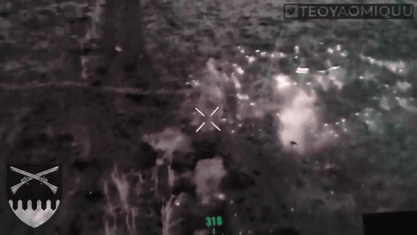 Trong đoạn video có thể thấy đạn con rơi xuống mặt đất, tạo ra hàng loạt vụ nổ liên hoàn. Theo truyền thông Ukraine, đoạn video được quay ở ngôi làng Andriivka, nằm ở phía nam Bakhmut, nơi đang diễn ra các trận đánh ác liệt.