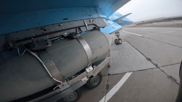 Do vậy so với bom phá thông thường, bom chùm có mức độ sát thương rất lớn, nhất là ở những khu vực trống trải, các công sự, hầm hào không có mái che. Đồng thời, có những quả bom con vì lý do nào đó chưa phát nổ, gây nguy hiểm như các loại mìn sát thương.