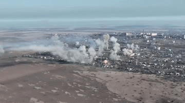 Nhưng khi Quân đội Nga ồ ạt đưa bom lượn vào sử dụng, tình hình đổi khác; ví dụ bom FAB-500 có thể trực tiếp đánh sập tòa nhà 7-8 tầng đào một “ao cá” sâu hơn 5 mét trên mặt đất. Khi quân Ukraine phòng thủ đang ẩn náu trong tầng hầm bị bom đánh sập, sẽ nguy hiểm hơn là họ phân tán ra các công sự khác ở trên mặt đất.