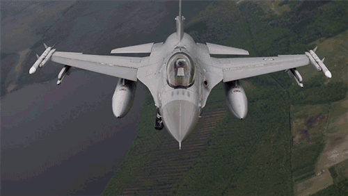 Mặc dù Mỹ cũng quan tâm đến việc cung cấp máy bay chiến đấu F-16 cho Ukraine, nhưng rõ ràng ở giai đoạn này Ukraine đơn giản là không thể tổ chức một lực lượng không quân có hiệu quả chiến đấu và đương nhiên không thể sánh được với Không quân Nga.