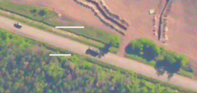Sau đó, ba bệ phóng tên lửa HIMARS nữa được phát hiện cơ động sát phía sau đoàn xe quân sự vận chuyển đạn và máy bay không người lái ngay lập tức truyền dữ liệu trinh sát về trung tâm chỉ huy quân sự Nga.