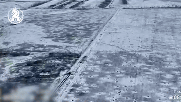 “Trên thực tế, chiến tranh ngày nay nó là một cuộc chiến tranh không người lái. Thế nên bây giờ, khi một chiếc xe tăng lăn bánh, nó đã nằm trong tầm ngắm và họ luôn cố gắng tiêu diệt nó”, CNN dẫn lời một chỉ huy xe tăng của Ukraine cho biết.