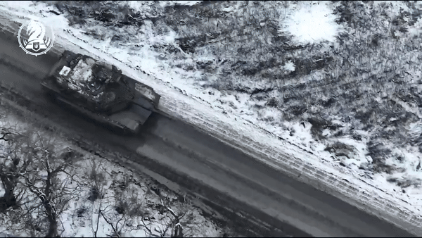 Kênh CNN nêu tên những “lỗ hổng” nghiêm trọng của “siêu tăng” Mỹ trị giá hơn 10 triệu USD này, đó là lớp giáp yếu, không thể bảo vệ kíp xe ngay cả trước cuộc tấn công của máy bay không người lái, mang vũ khí chống tăng hạng nhẹ.