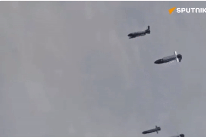 Với sự hoạt động tích cực của Không quân chiến thuật Nga, phần phía đông của thị trấn New York đã bị ném bom thành một khu vực xám xịt. Các vị trí hỏa lực, trận địa phòng ngự kiên cố mà Quân đội Ukraine xây dựng 10 năm qua, đã bị phá nát trước đòn tấn công dồn dập bằng hỏa lực của quân Nga.