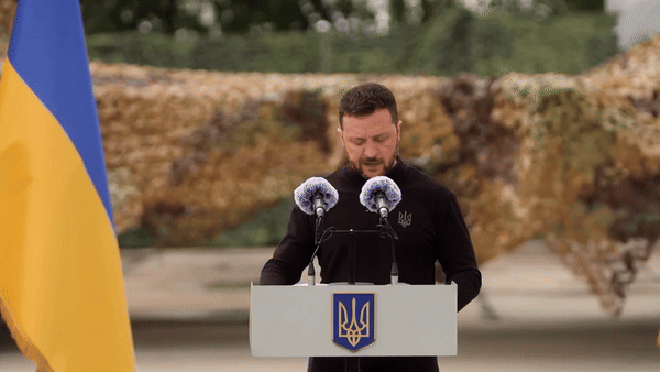 Mô hình “chiến tranh ủy nhiệm” này cũng tiềm ẩn nhiều rủi ro. Một khi Nga coi sự hỗ trợ của NATO là mối đe dọa trực tiếp đến an ninh của mình, thì cường độ và quy mô của cuộc xung đột có thể leo thang hơn nữa; thậm chí gây ra những hậu quả không thể kiểm soát được.