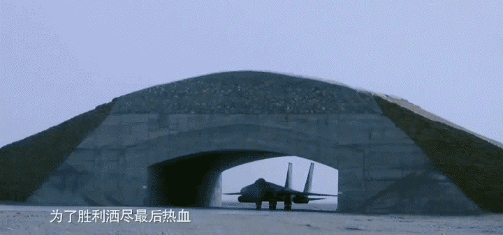 Nếu bom thông thường, khi chạm đất sẽ lập tức phát nổ, nhưng bom xuyên có đặc điểm khác biệt; đó là sau khi chạm đất, bom sẽ tiếp tục khoan xuống mặt đất. Khi đạt đến độ sâu nhất định, lúc này bom mới được kích nổ. Hãy xem hiện trường quả bom xuyên nặng 1.000 kg phát nổ, sẽ thấy bom xuyên khủng khiếp như thế nào. 