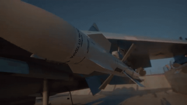 Máy bay chiến đấu Su-30SM của Nga, trước đó cũng tham gia không kích quân đội Ukraine tại Liman. Đoạn video liên quan được quay trực tiếp tại hiện trường cho thấy, một cặp Su-30SM thực hiện các cuộc tấn công ném bom vào các mũi tiến công của Quân đội Ukraine tại Liman, để ngăn chặn đà tiến quân của Ukraine và giúp quân Nga triệt thoái an toàn. 