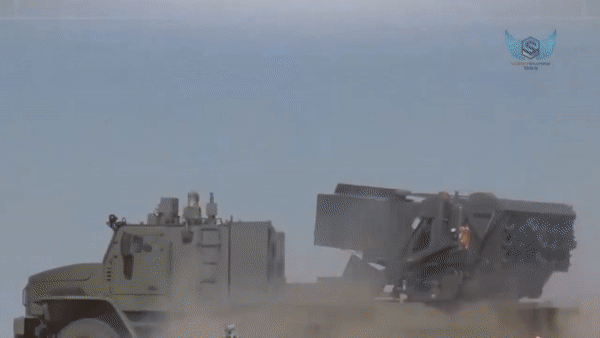 Pháo nhiệt áp TOS-3A được Quân đội Nga sử dụng theo kiểu phóng loạt, khi nhiều viên đạn có thể bắn liên tiếp vào một mục tiêu, tạo ra vụ nổ nhiệt áp khủng khiếp. Điều đáng sợ nhất là nó có thể hút hết lượng oxy xung quanh vào thời điểm phát nổ, sát thương sinh lực ghê gớm.