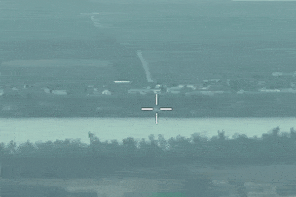 Bom lượn có điều khiển của Nga đã phá hủy các trận địa pháo binh ở chiến trường, làm nổ tung các kho hậu cần, doanh trại tiền tuyến. Lực lượng không quân chiến thuật Nga đang có được sức mạnh tấn công áp đảo. Áp lực lên lực lượng tiền tuyến của Quân đội Ukraine ngày càng gia tăng. (Nguồn ảnh: Topwar, RIA Novosti, Kyiv Independent).