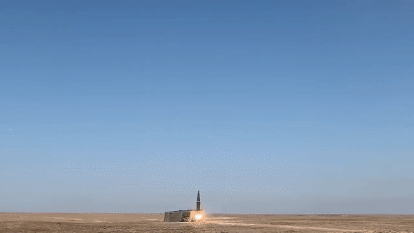 Các cuộc tấn công theo kiểu “phẫu thuật” vào các mục tiêu quan trọng, nằm sâu phía sau chiến tuyến, sẽ làm mất tinh thần của Ukraine, khi ở đâu cũng là chiến trường và không an toàn. Đồng thời làm giảm khả năng tổ chức, làm suy yếu hiệu quả chiến đấu chung của Quân đội Ukraine. (Nguồn ảnh: Topwar, CNN, Ukrinform, Sputnik).