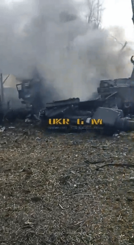 Vào ngày 22/4, đoạn video xuất hiện trực tuyến cho thấy, một khẩu lựu pháo Krab của Ukraine bị phá hủy hoàn toàn cùng xe chở đạn của nó. Đoạn phim được cho là được thực hiện gần mặt trận Seversk, ngoại ô làng Zvanivka thuộc vùng Donetsk. 