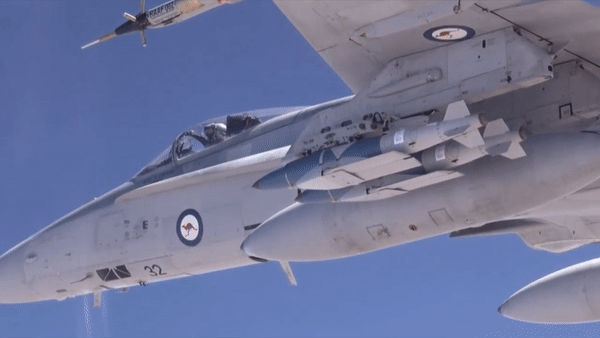 Bom JDAM có thể cung cấp cho Không quân Ukraine loại vũ khí có khả năng “bắn-và-quên”. Khi bom được dẫn đường tự động chính xác, giúp phi công máy bay chiến đấu Ukraine không phải bay vào tầm hỏa lực sát thương của các hệ thống phòng không của quân Nga.