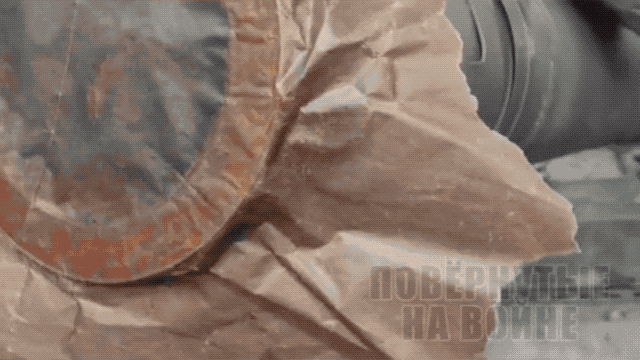 Quân đội Nga ở tiền tuyến cũng công bố video và nhận xe tăng T-90M Proryv mới nhất. Lính xe tăng Nga cẩn thận mở giấy niêm phong nòng pháo, bên trong vẫn còn có thể nhìn thấy một lượng lớn mỡ bảo quản ở nhà máy sản xuất. Có vẻ như các thiết bị chiến đấu chính mới của cả hai bên đã sẵn sàng, chỉ chờ để so tài trên chiến trường. 