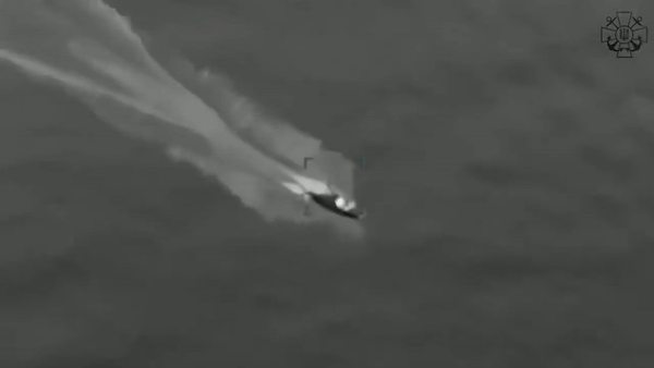 Trong đoạn video trên, Quân đội Ukraine đã sử dụng máy bay không người lái TB-2, để tiêu diệt hai tàu cao tốc lớp "Raptor" của Nga, gần vùng biển đảo Rắn của Ukraine, mà Nga hiện đang kiểm soát.