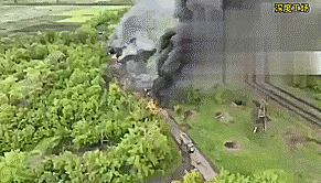 Tại vùng phụ cận thành phố Severodonetsk, thuộc vùng Luhansk, Quân đội Ukraine đã phát hiện một đoàn xe vận tải của Nga. Đạn pháo dẫn đường chính xác của Ukraine, đã phá hủy đoàn xe từ một khoảng cách xa, và có những tiếng nổ liên tục tại hiện trường; có vẻ đây là một đoàn xe vận chuyển đạn dược của quân Nga.