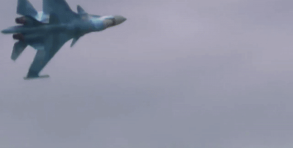 Theo các chuyên gia quân sự, máy bay tiêm kích bom Su-34NVO là một trong những máy bay chiến đấu chủ lực của Lực lượng Không quân chiến thuật Nga, được sử dụng tích cực trên các mặt trận. Su-34 nổi bật bởi khả năng cơ động và tính linh hoạt cao, thực hiện cả nhiệm vụ tấn công mục tiêu mặt đất và không chiến.