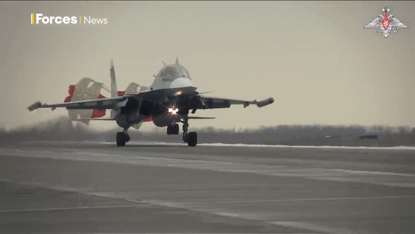 Su-34 có hệ thống giám sát quang điện tử, giúp phi công tấn công chính xác mục tiêu trong mọi điều kiện thời tiết. Su-34 có thể sử dụng nhiều loại vũ khí, bao gồm tên lửa không đối đất và không đối không như Kh-29, Kh-31 và R-73; nó có thể thực hiện cả nhiệm vụ chiến lược và chiến thuật.