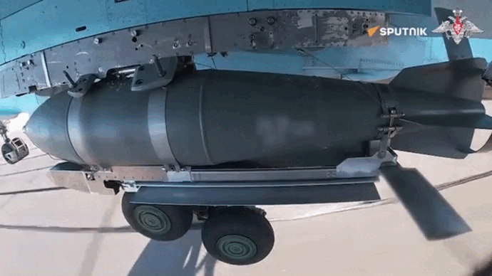 Avia cũng cũng dẫn nguồn cho biết, chiếc Su-34 của Nga bị rơi cũng đã được kênh Telegram “Vũ khí Nga” đưa tin, đồng thời lưu ý rằng vụ việc xảy ra trong một nhiệm vụ chiến đấu tấn công mục tiêu mặt đất bằng bom lượn có điều khiển FAB-500M-62 vào các vị trí kiên cố của Ukraine trên mặt trận Donetsk.