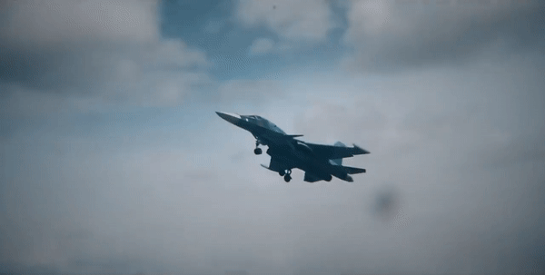 Ngược lại, Su-34 của Nga là máy bay ném bom chiến đấu đa năng có khả năng tấn công mặt đất và trên không mạnh mẽ. Với hai động cơ cho máy bay tốc độ tối đa Mach 1,9, nó đủ nhanh để tránh các cuộc tấn công bằng tên lửa của đối phương.