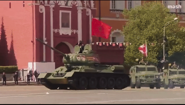 Tại cuộc duyệt binh, giống như những năm trước, bản sao “Lá cờ Chiến thắng” cắm trên tòa nhà quốc hội Reichstag ở Đức năm 1945 xuất hiện đầu tiên, và xe tăng T-34, vũ khí có công của Thế chiến thứ hai, dẫn đầu cuộc duyệt binh của khối vũ khí. 