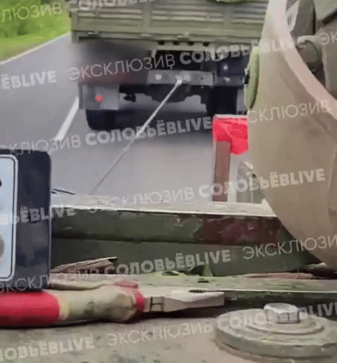 Hơn nữa, Stryker là loại xe bọc thép bánh lốp, dễ kéo hơn; thứ hai, ở Nga có tiền thưởng, ngoài việc kiếm được tiền, họ còn có thể lập công, nên có động lực. Như vậy, đây là chiếc xe bọc thép Strike chiến lợi phẩm đầu tiên bị quân Nga thu giữ trong cuộc xung đột Nga-Ukraine. Điều đặc biệt thú vị là chiếc Stryker này bị thu không phải ở Ukraine, mà ở chính nước Nga.