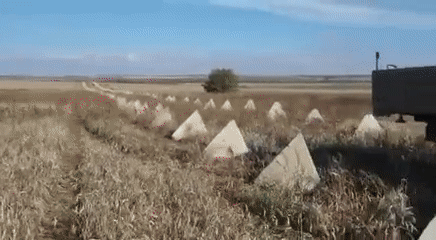 Vì vậy, tuyến phòng thủ Surovikin hiện tại của quân đội Nga, vừa giúp ổn định thế trận, vừa bảo vệ các khu vực đã kiểm soát, đồng thời tập trung lực lượng đánh xói mòn dần các cứ điểm của Ukraine; đây là chiến thuật phù hợp với thực lực của Nga và tình hình hiện tại của quân đội.