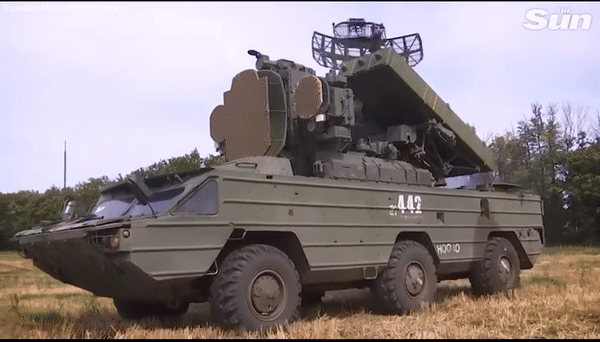 Tại khu vực Donbass, đặc biệt là ở “chảo lửa” Bakhmut, quân đội Ukraine chưa từng triển khai tên lửa phòng không dã chiến tiên tiến của phương Tây. Chủ yếu là các tổ hợp tên lửa phòng không S-300, Buk-M1 và 9K33 Osa do Liên Xô sản xuất và một số ít tên lửa phòng không vác vai Stinger do Mỹ viện trợ. 