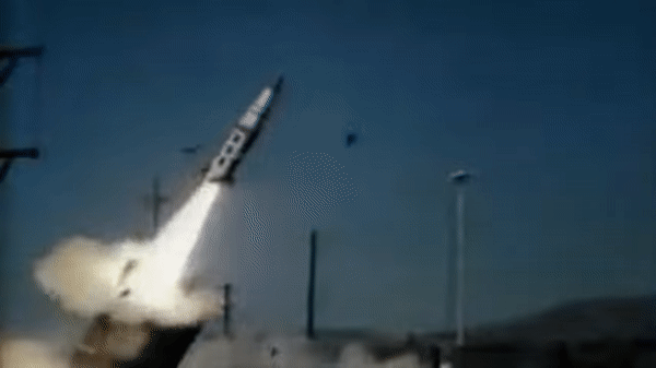 Mười phút sau, lúc 12h15, Ukraine bắt đầu tấn công tên lửa quy mô lớn vào Crimea. Cuộc tấn công của Ukraine đã sử dụng hệ thống tên lửa chiến thuật lục quân ATACMS, mang theo đầu đạn chùm do Mỹ sản xuất.