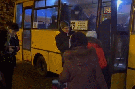 Bộ Tình trạng Khẩn cấp của hai nước cộng hòa tự xưng Donetsk và Lugansk ngày 18/2 thông báo trên Facebook rằng, họ có kế hoạch sơ tán khoảng 700.000 cư dân. Theo hình ảnh sơ tán hiện trường, trẻ em, phụ nữ và người già là những mục tiêu sơ tán ưu tiên.