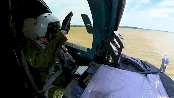 Khi những quả bom thường được trang bị bộ cánh lượn và mô-đun hiệu chỉnh UMPC, thì ngay cả những phi công vừa mới tốt nghiệp ra trường cũng có thể sử dụng bom để tấn công mục tiêu một cách chính xác, vì việc cần làm nhất của phi công là nạp tọa độ vào bom và bay đến khu vực quy định, lấy độ cao và thả bom; đó chắc chắn là công việc dễ dàng với mọi phi công.