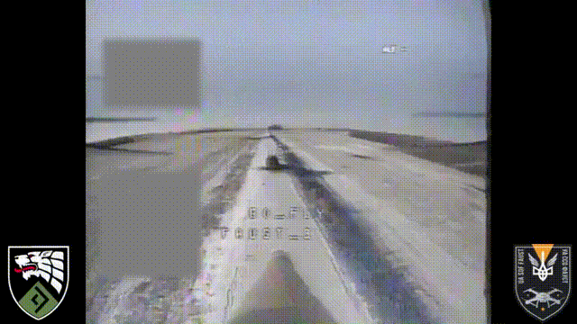 Tình trạng thiếu xe bọc thép đang buộc Quân đội Ukraine (AFU) phải dùng đến các biện pháp “ngày càng tuyệt vọng”. Mới đây, lực lượng đặc nhiệm Ukraine đã phá hủy xe tăng chiến đấu chủ lực M1A1SA Abrams do Mỹ viện trợ. Không chỉ chiếc xe tăng bị phá hủy mà cảnh quay kịch tính còn được chia sẻ trên mạng xã hội.