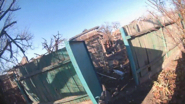 Đoạn phim này được ghi lại bằng camera trên mũ của một binh sĩ Quân đội Ukraine (AFU) bị Quân đội Nga (RFAF) bắt giữ, sau khi anh ta đã hy sinh. Người ta nói rằng, người lính AFU này thực sự đã dám thực hiện nhiệm vụ chiến đấu một mình, dám tấn công vào vị trí phòng thủ của Lữ đoàn bộ binh cơ giới số 39 của RFAF.