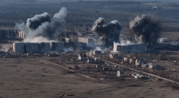 Dựa trên điều này, Mekulis tin rằng, một số người ở Ukraine có thể đã cho rằng, họ sẽ "mất thành phố" và sự phản kháng ngày càng trở nên thụ động. Việc binh lính Ukraine “bất tuân thượng lệnh”, phản ánh tình hình bất lợi ở Chasov Yar. Trong đó nhiều lính Ukraine nghe tin quân tiếp viện bị đòn nặng khiến họ hoảng sợ.