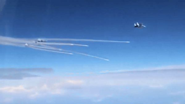 Nhưng khi máy bay chiến thuật Su-34 hay Su-35 cất cánh phóng tên lửa Kh-69, lực lượng phòng không Ukraine sẽ thường không chú ý; do vậy sẽ tạo được yếu tố bất ngờ về chiến thuật.