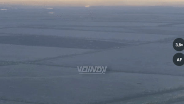 Trong đoạn video cho thấy, máy bay Su-34 của Nga thả hai quả bom chùm RBK-500 xuống mặt đất. Trong đoạn video, người xem có thể thấy sự tàn phá của bom chùm RBK-500, khi khói lửa bốc lên trên diện rộng dưới mặt đất.