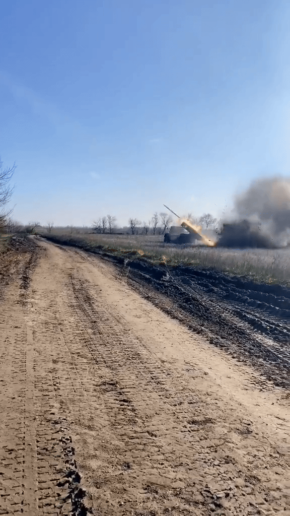 Do vậy xét theo tình hình chiến trường hiện tại, quân Nga chỉ có thể tấn công trực diện và khó có thể tổ chức đội hình thọc sâu hoặc bao vây chiến dịch. Còn đối với Ukraine, khó khăn của họ ở Chasov Yar đó chính là hỏa lực tấn công dữ dội của quân Nga.