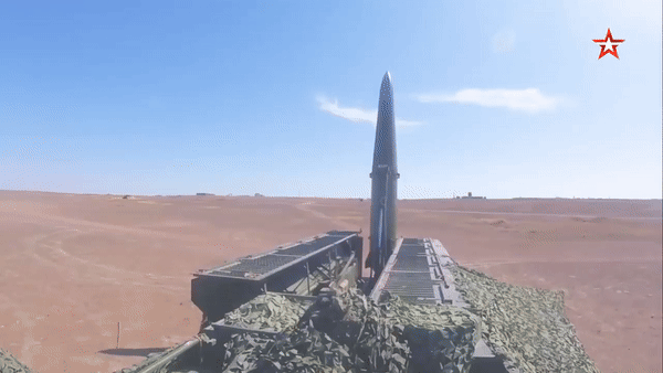 Dựa vào thông tin tình báo này, những bệ phóng tên lửa của Nga như Iskander hay Tornado-S sẽ phóng tên lửa Iskander hoặc tên lửa có điều khiển vào các mục tiêu của Ukraine. Với khả năng tấn công chính xác từ xa, Iskander và Tornado-S giúp Nga thực hiện các đòn đánh từ xa, gây thiệt hại nặng cho Ukraine. (Nguồn ảnh: Avia, Sputnik, CNN, Sohu).