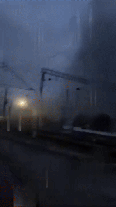 Vào thời điểm đó, một đoàn tàu của Quân đội Ukraine đang di chuyển với tốc độ cao trên đường ray qua ngôi làng, thì bất ngờ bị tấn công bằng tên lửa chính xác của Nga. Một đoạn toa xe và đầu máy bị phá hủy hoàn toàn, cùng với một lượng lớn binh lính và vũ khí trên đó.