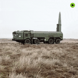 Hệ thống tên lửa Iskander-M có khả năng mang nhiều loại đầu đạn, bao gồm cả thông thường và hạt nhân. Đầu đạn hạt nhân mà tên lửa có thể mang theo được cho là vũ khí hạt nhân chiến thuật năng suất thấp với đương lượng nổ lên tới 50 kiloton; được thiết kế để phá hủy các mục tiêu quân sự, như nơi tập trung binh lực, sở chỉ huy cũng như bệ phóng tên lửa 